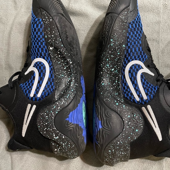 Nike KD Trey5 basketball shoe - Picture 2 of 4